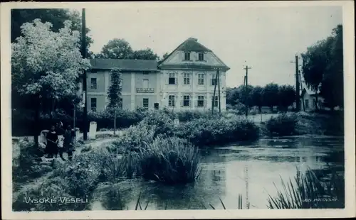 Ak Vysoké Veselí Hochwessely Region Königgrätz, Ortspartie am Fluss