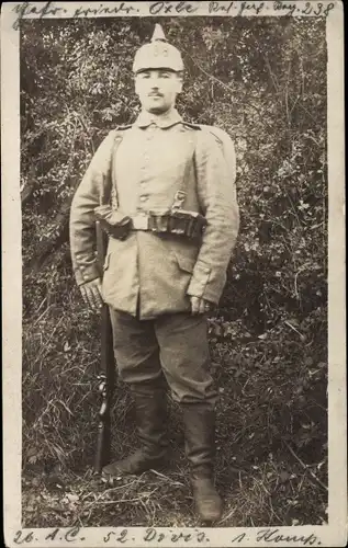 Foto Ak Deutscher Soldat in Uniform, Standportrait, 52. Div. 1. Komp., Kaiserreich, Pickelhaube