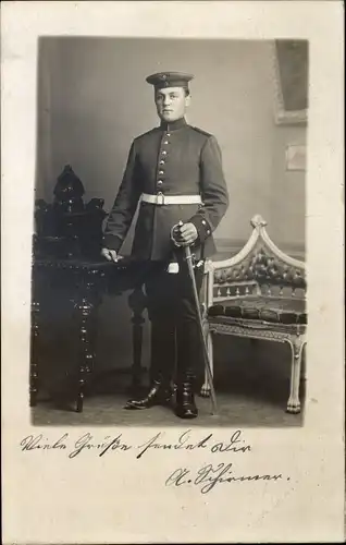Foto Ak Deutscher Soldat in Uniform, Standportrait