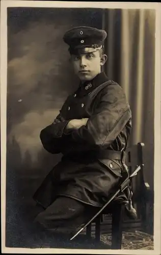 Foto Ak Deutscher Soldat in Uniform, Portrait, Kaiserreich, Schirmmütze