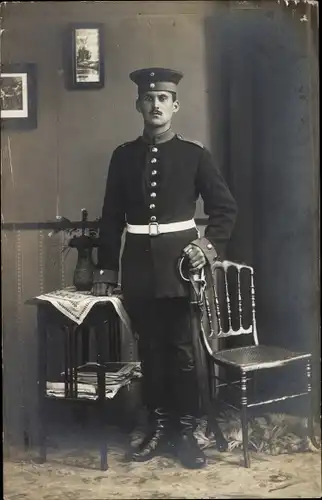 Foto Ak Deutscher Soldat in Uniform, Standportrait