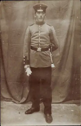 Foto Ak Deutscher Soldat in Uniform, Standportrait, Kaiserreich