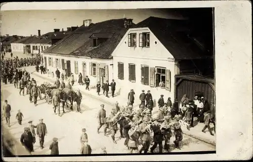 Foto Ak Deutsche Soldaten in Uniformen mit Musikinstrumenten, Militärkapelle auf dem Marsch, I WK