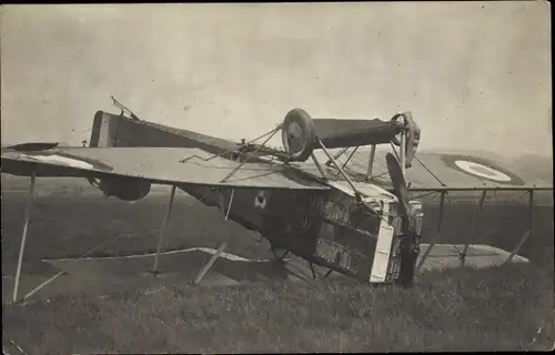 Foto Ak Umgestürztes französisches Militärflugzeug, Doppeldecker