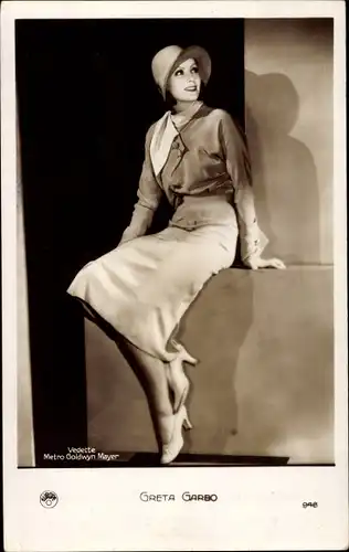 Ak Schauspielerin Greta Garbo, Sitzportrait, Rock, Hut