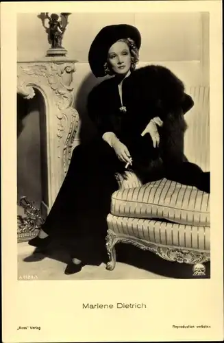 Ak Schauspielerin Marlene Dietrich, Portrait mit Hut, Zigarette, Ross Verlag Nr. A 1188/1