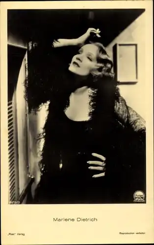 Ak Schauspielerin Marlene Dietrich, Portrait, Zigaretten, Ross Verlag 8673/2
