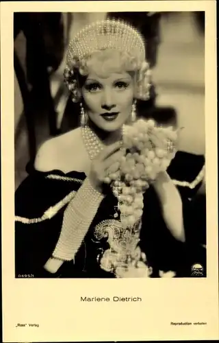 Ak Schauspielerin Marlene Dietrich, Portrait mit Weintrauben, Ross Verlag Nr. 8495/1