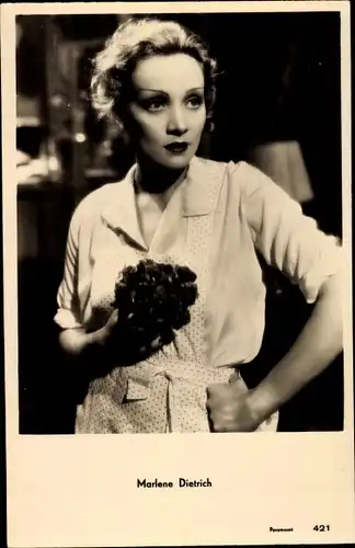 Ak Schauspielerin Marlene Dietrich, Portrait, Küchenschürze, Blumen, paramount