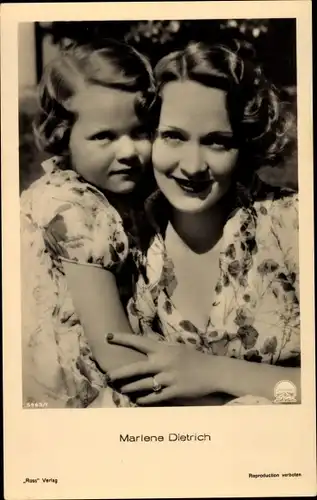 Ak Schauspielerin Marlene Dietrich mit Tochter Maria, Ross Verlag 5965/1