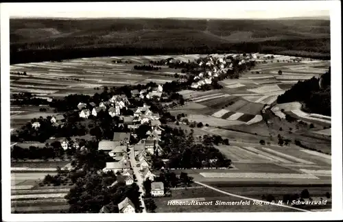 Ak Simmersfeld im Schwarzwald, Fliegeraufnahme, Blick auf den Ort mit Umgebung