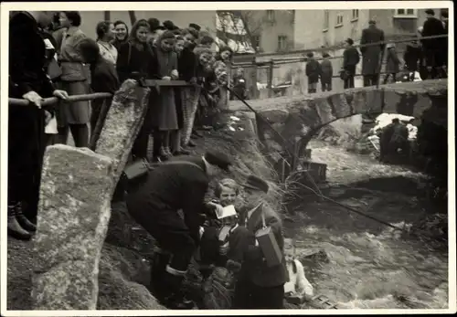 Foto Bockau im Erzgebirge ?, Passau ?, Kinder am Flussufer, Brücke, Schaulustige