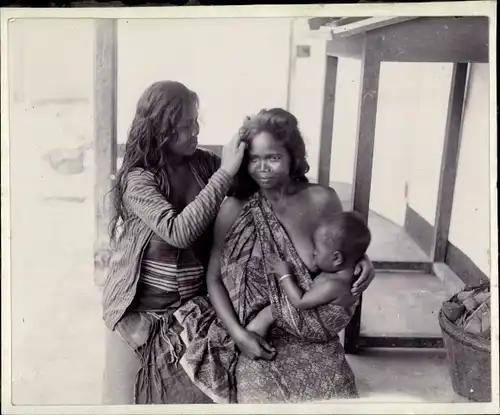 Foto Sri Lanka, Zwei Frauen, Mutter mit Säugling