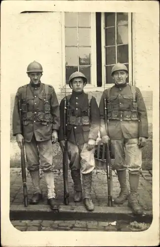 Foto Ak Drei belgische Soldaten in Uniformen, Adrianhelm