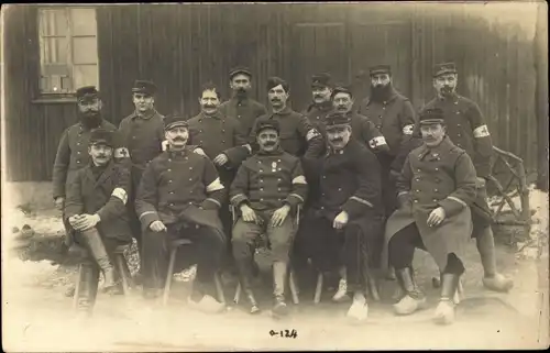 Foto Ak Französische Soldaten in Uniformen, Sanitäter, Rotes Kreuz