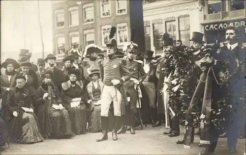 Ak Amsterdam Nordholland Niederlande, Festumzug, historische Uniformen, Frauen