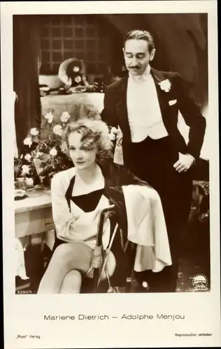 Ak Schauspielerin Marlene Dietrich und Schauspieler Adolphe Menjou, Filmszene