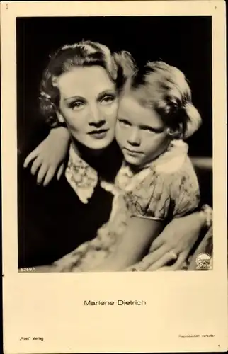 Ak Schauspielerin Marlene Dietrich, Portrait mit kleinem Mädchen, Ross Verlag Nr. 6269/1
