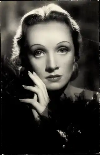 Ak Schauspielerin Marlene Dietrich, Portrait