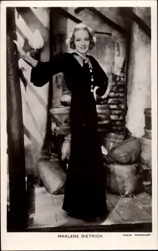 Ak Schauspielerin Marlene Dietrich, Standportrait 