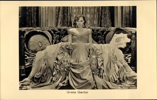 Ak Schauspielerin Greta Garbo, Portrait in Prunkkleid, Ross Verlag 6215/1