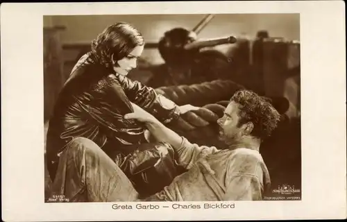 Ak Schauspielerin Greta Garbo und Charles Bickford, Filmszene