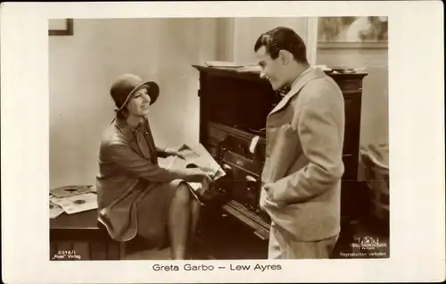 Ak Schauspieler Greta Garbo und Lew Ayres, Filmszene, Ross Verlag 5516/1