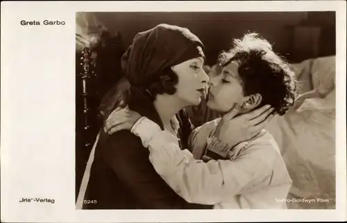 Ak Schauspielerin Greta Garbo, Portrait mit Kind