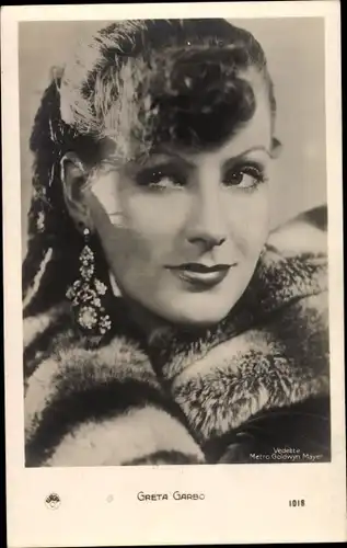 Ak Schauspielerin Greta Garbo, Portrait, Ohrring, Pelz