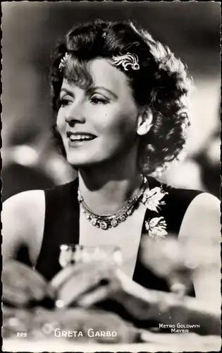 Ak Schauspielerin Greta Garbo, Portrait, Kette