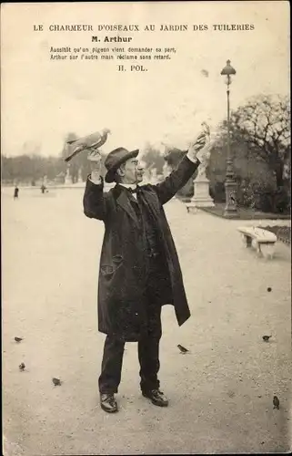 Ak Paris, Le Charmeur d'Oiseaux au Jardin des Tuileries, M. Arthur