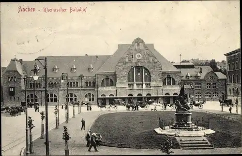 Ak Aachen in Nordrhein Westfalen, Blick auf den Bahnhof, Straßenseite, Denkmal