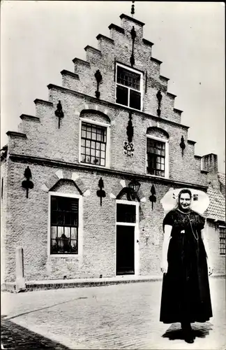 Ak Zeeland, Oude Gemeentehuis, Zonnemaire, Frau in Tracht