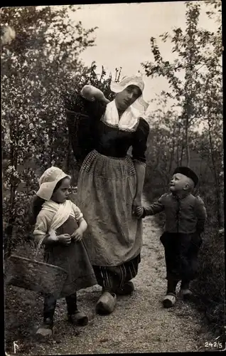 Ak Zeeland, Bäuerin mit zwei Kindern in Tracht