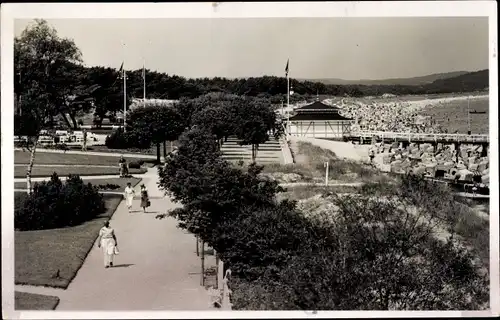 Foto Ak Ostseebad Göhren auf Rügen, Partie an der Seebrücke, Strandaufgang, Passanten, Stranddüne