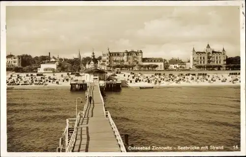 Ak Ostseebad Zinnowitz auf Usedom, Seebrücke mit Strand