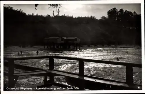 Ak Ostseebad Kölpinsee auf Usedom, Abendstimmung auf der Seebrücke