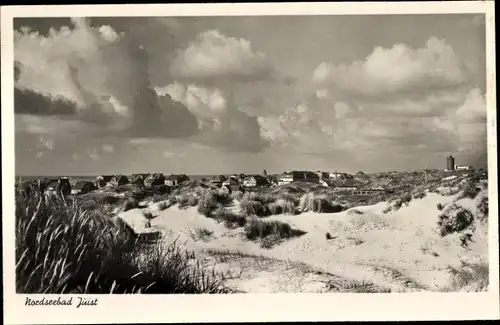 Ak Nordseebad Juist in Ostfriesland, Blick aus den Dünen zum Dorf