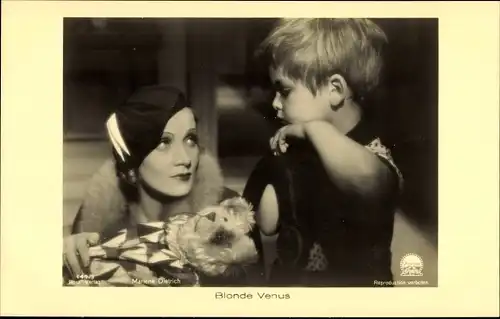 Ak Schauspielerin und Sängerin Marlene Dietrich, Blonde Venus, Portrait mit Teddy, Filmszene