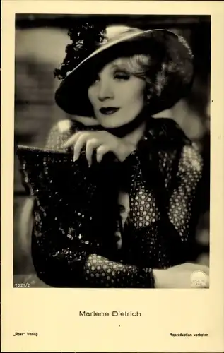 Ak Schauspielerin und Sängerin Marlene Dietrich, Portrait mit Hut und Fächer