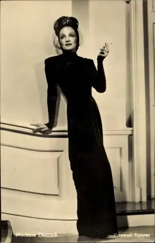 Ak Schauspielerin und Sängerin Marlene Dietrich, Portrait mit Zigarette