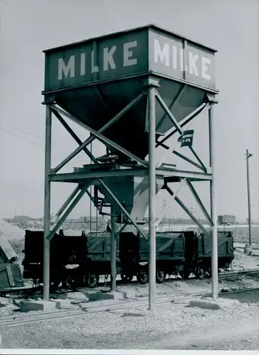 Foto Düsseldorf ?, Milke Betonabfüller beim Autobahn Bau