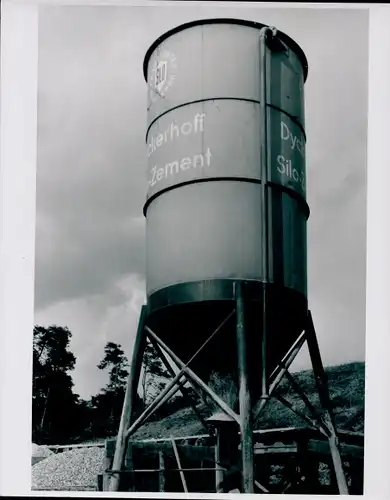 Foto Stahlblech Schüttbehälter für Zement, Dyckerhoff Silo Zement
