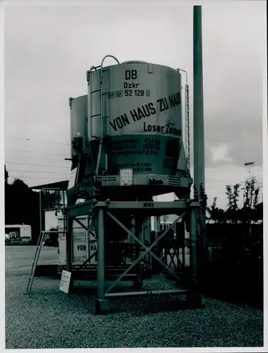 Foto Stahlbehälter mit Absetzgerüst für losen Zement, Von Haus zu Haus