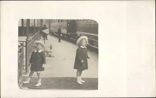 Foto Ak Adel Österreich, Kinder mit Hüten