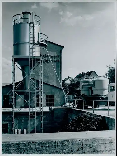 Foto Neuwied in Rheinland Pfalz ?, Betonwerk, Zementsilo, LKW, Dyckerhoff Zement