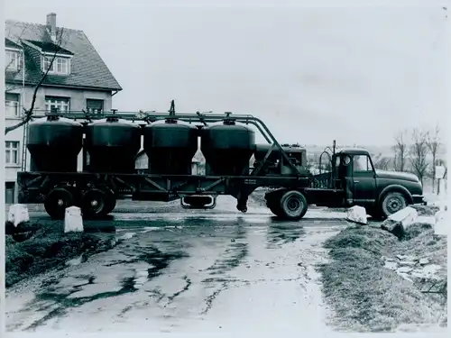 Foto Düsseldorf am Rhein, LKW mit Zementbehältern, Zementtransport 1956