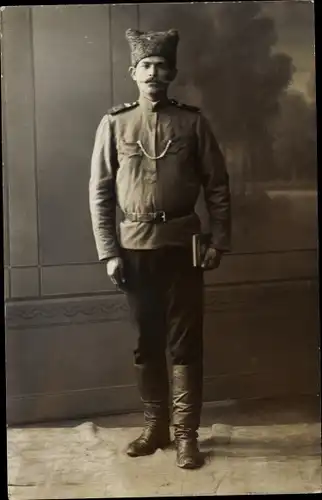 Foto Ak Russischer Soldat, Fellmütze, Standportrait