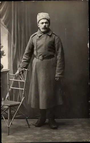 Foto Ak Russischer Soldat, Zarenreich, Standportrait, Fellmütze