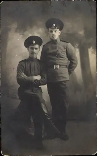 Foto Ak Zwei russische Offiziere, Zarenreich, Standportrait